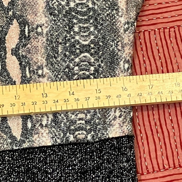 Le Chateau women’s size medium snakeskin print Black pink White glittery Top - Picture 7 of 12